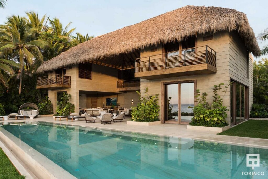 Vivienda con ventanas de madera de aislamiento térmico y gran apertura